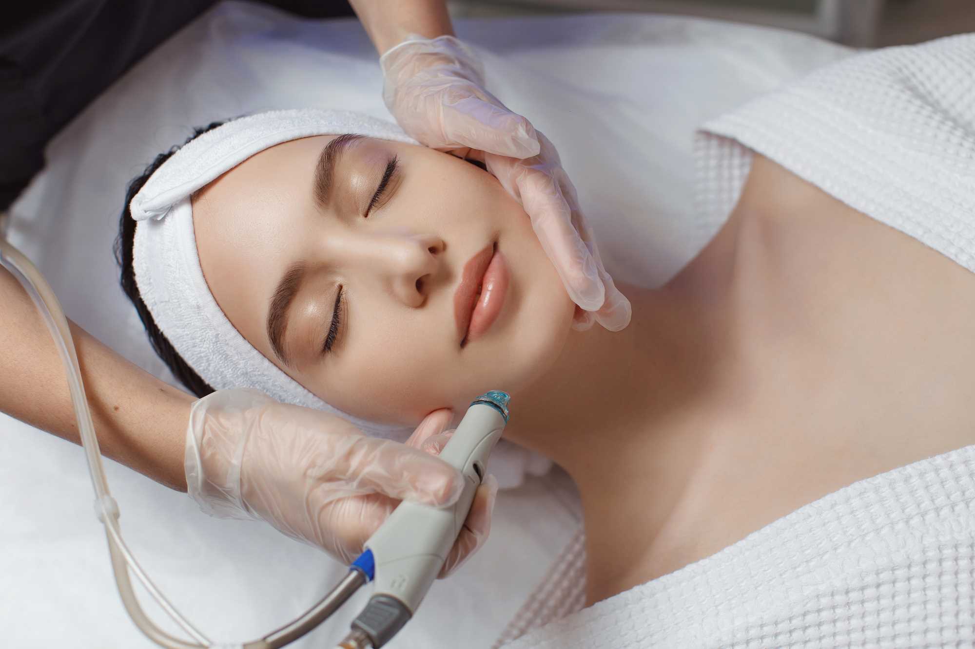 mujer-recibiendo-terapia-microdermoabrasion-frente-spa-belleza