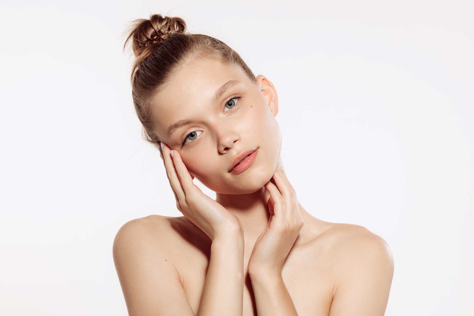 retrato-tierna-hermosa-joven-maquillaje-desnudo-posando-aislada-sobre-fondo-blanco-estudio-belleza-natural